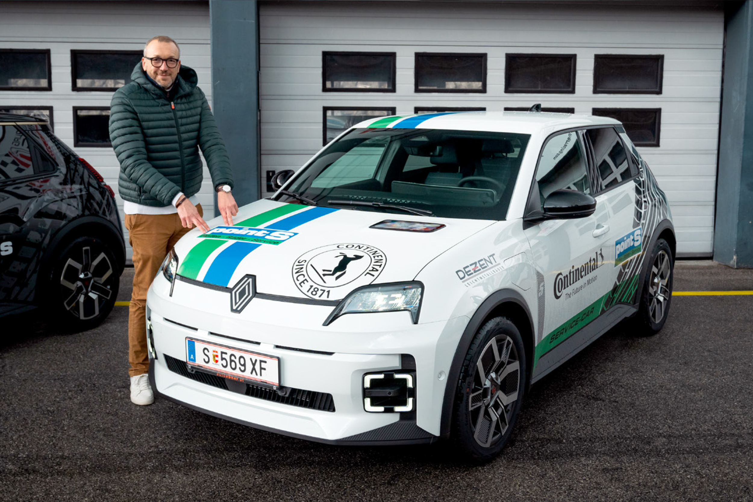 Michael Peschek-Tomasi mit einem point-S Sercive-Car vor einem Service Sation